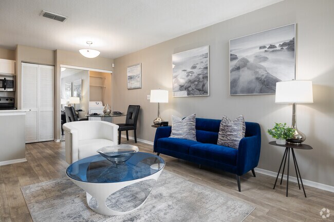 1BR, 1BA - 675SF - Living Room