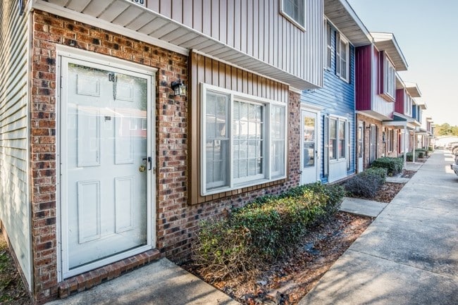 Lakeside Apartments - Lakeside Apartments