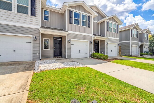 Photo - Newer 3 Bed/2.5 Bath Townhome with Modern ...