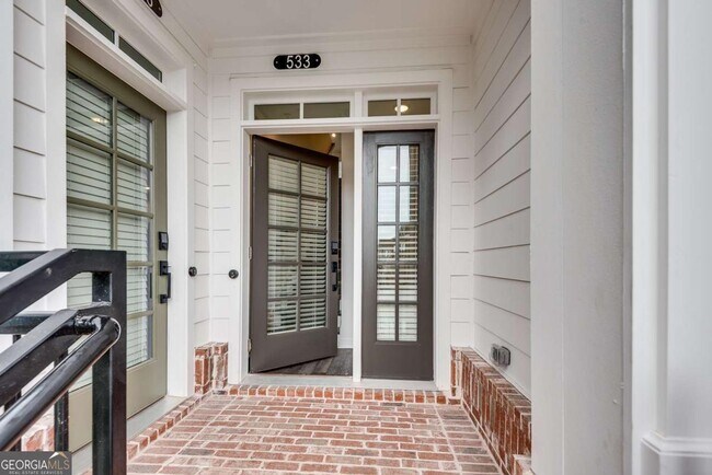 Building Photo - 513 Burton Dr