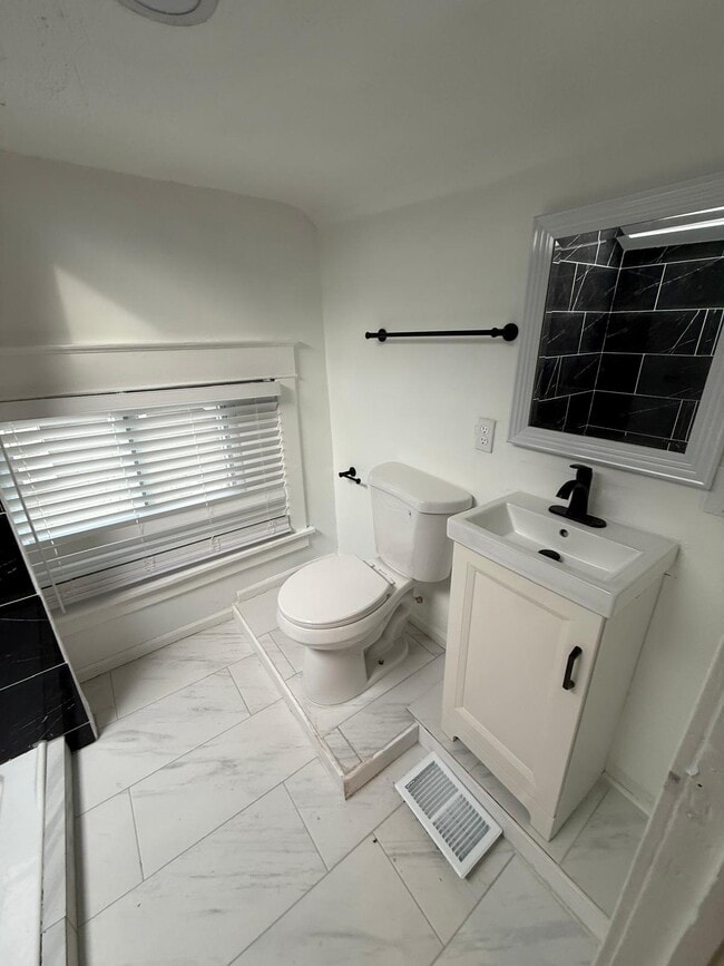 Photo - 3333 Gillham Rd