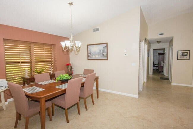 4907 Boxwood Cir