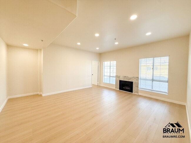 Building Photo - 11035 Moorpark St