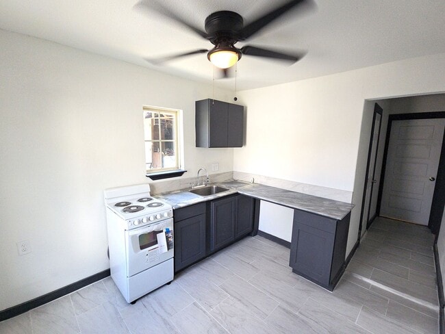 Building Photo - 9010 Linda Vista Rd Unit C