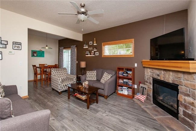 Photo - 946 Red Hawk Way SE