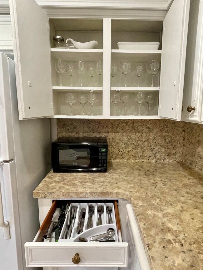 Photo - 1880 Saxony Ln