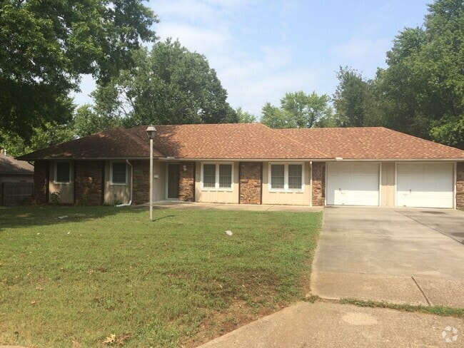 Building Photo - Perfect Location - Kickapoo High School - ... Rental