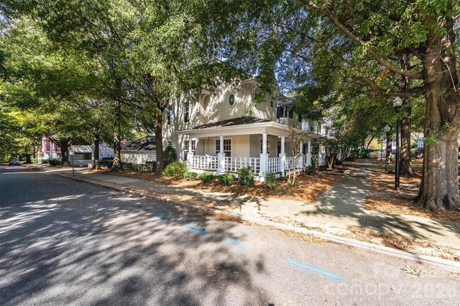 Photo - 1124 W 1st St