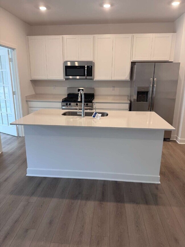 Photo - "Chic & Spacious 3-Bed Condo with Granite Elegance in Fishers!"