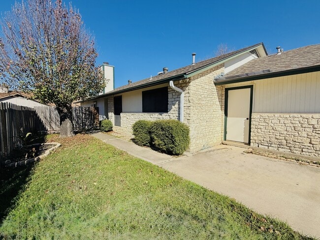 Building Photo - 621 Luther Dr