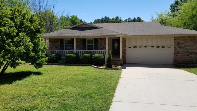 Brick 4 Bedroom Ranch in Madison. - Brick 4 Bedroom Ranch in Madison. Casa