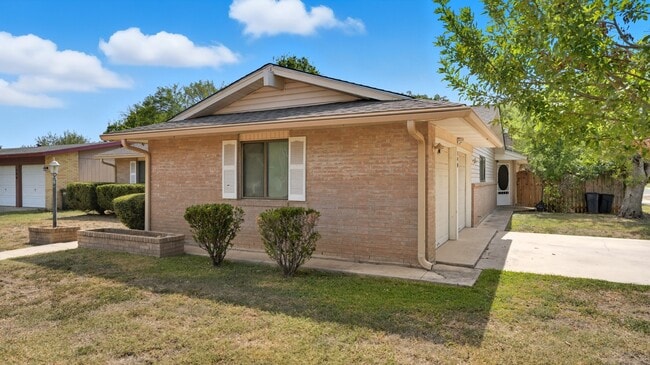 Photo - 140 Cloverleaf Dr
