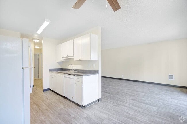 Building Photo - Royal Pines Rental