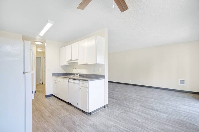 Building Photo - Royal Pines Rental