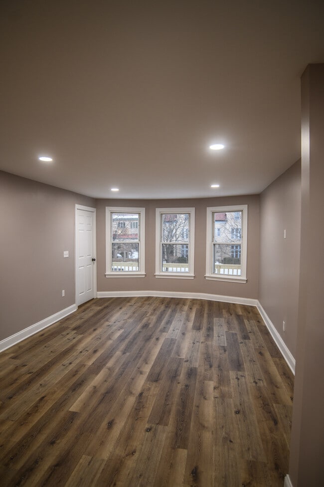 Building Photo - 453 Abbott Rd Unit Upper Rental