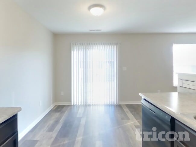 Photo - 963 Redwood Dr