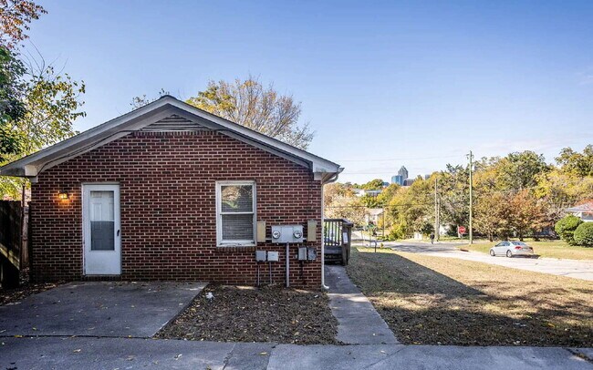 " 2-Bed Duplex with Hardwood Floors-Large Lot- Off Street Parking"