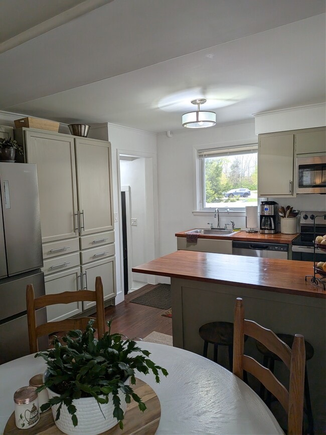 Photo - 2052 Hamilton Rd
