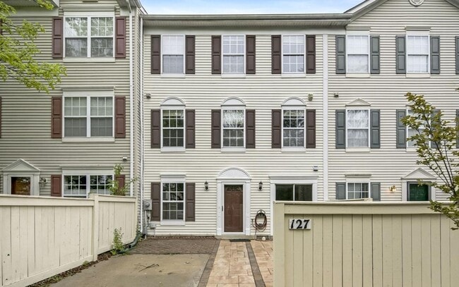 Building Photo - Three level townhome in Taskers Chance available mid June!