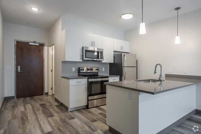 1BD, 1BA - PARKWAY - 643 SQFT