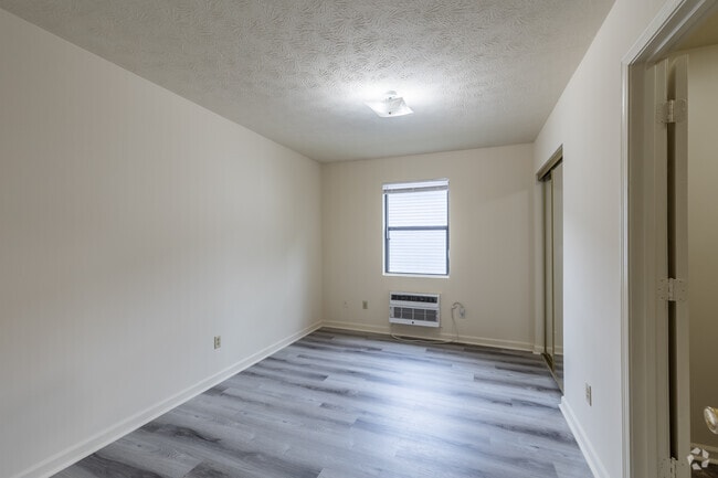 1BR, 1BA - 425SF - Bedroom - Morrow Rentals
