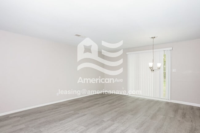 Photo - 618 Yates St NE