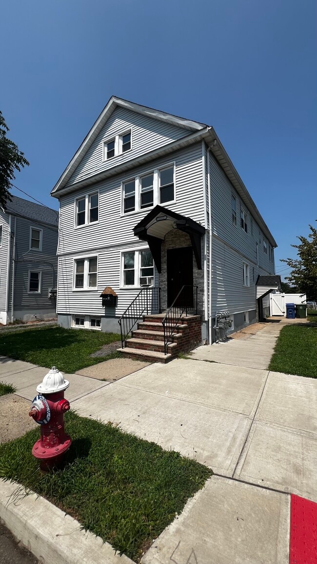 Building Photo - 1002 Chandler Ave Unit 2R Rental