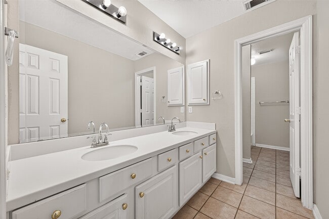 Building Photo - 2726 Martinec Dr