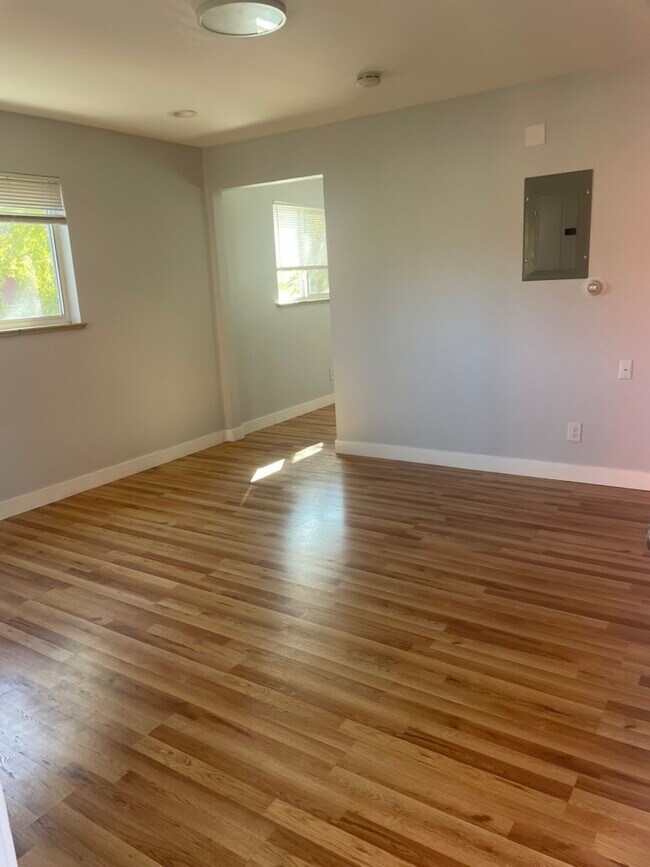 Living room entrance to kitchen - 521 N Corona St Unit 521 N Corona St Apt. A