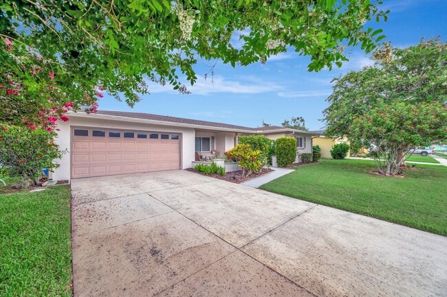 Photo - Beautiful 2-Bed / 2 Bath Pool Home in Sara...