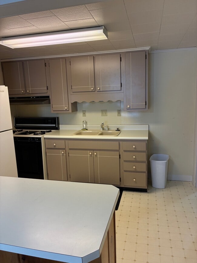 Building Photo - 440 Drummond St Unit 2