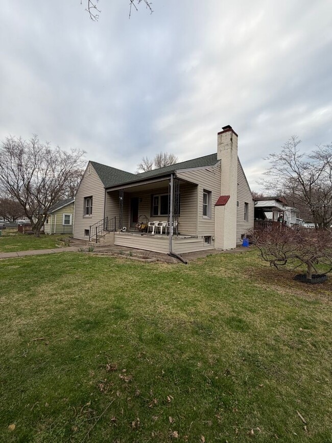 Building Photo - Spacious 4BR in a Quiet, Private Pocket