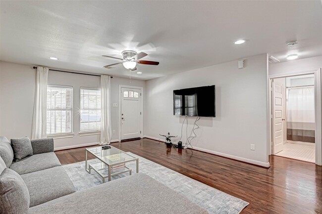 Photo - 1639 Walton St