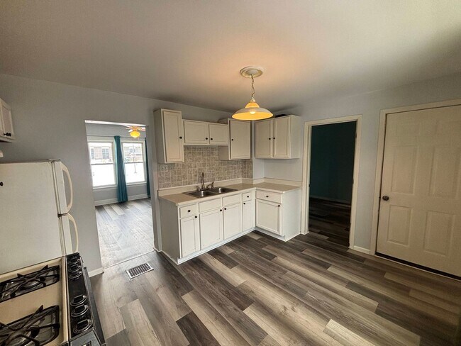 Photo - Clean Upper Unit! Move Right In! Unidad Upper