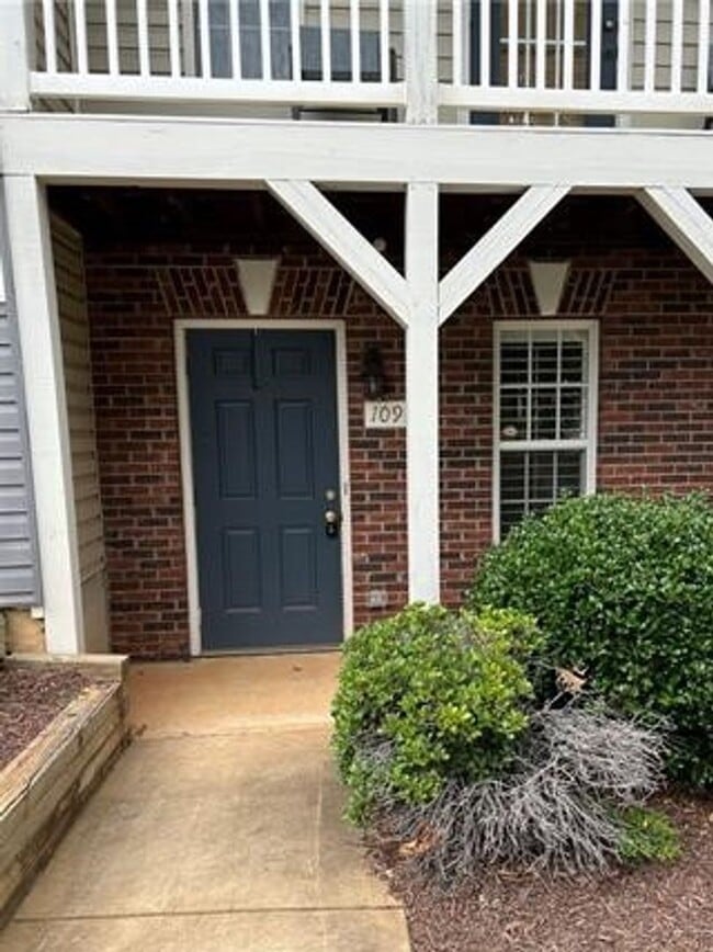 Building Photo - Cute, Move-in Ready 1 Bedroom/1 Bath Condo - Attached One Car Garage - Washer/Dryer Included - Co...