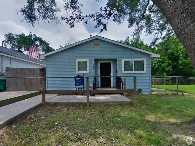 Building Photo - 4501 Clover St Rental