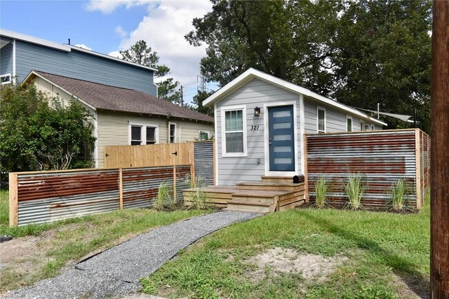 Photo - 321 E 35th St