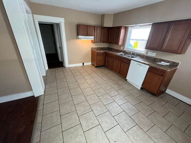 Photo - 123 N Miami St