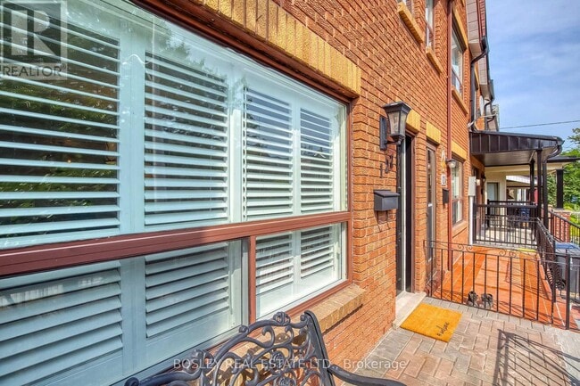 Photo - 122 Lisgar St