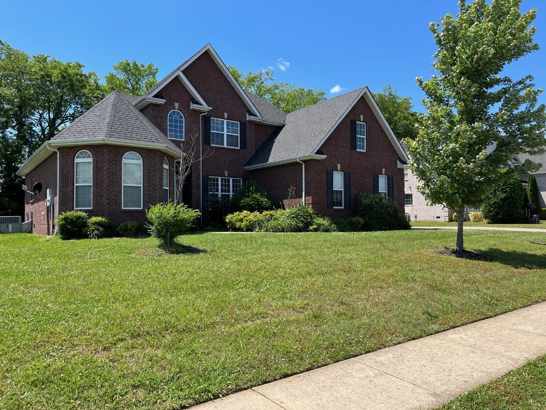 Photo - "Spacious 2800 Sq Ft Opportunity Awaits at 2710 United Drive, Murfreesboro!"