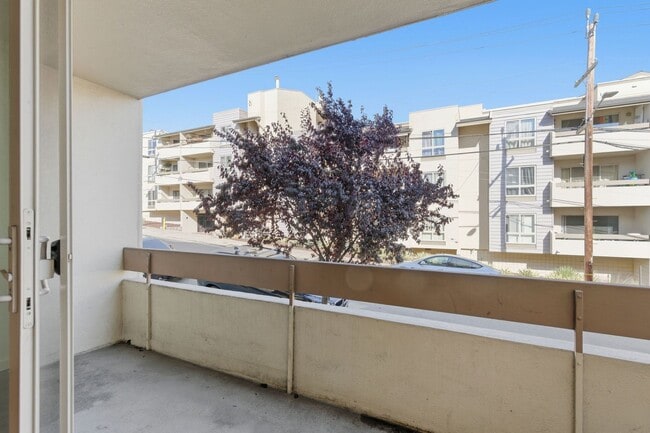 Building Photo - 1 Bed • 1 Bath Apartment with Balcony & Parking – Prime Oakland Location