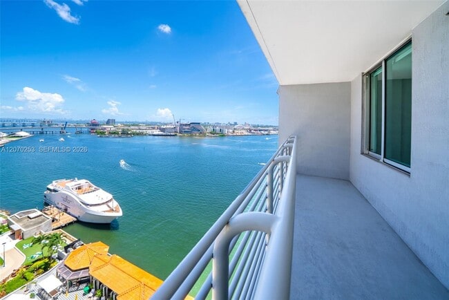 Photo - 335 S Biscayne Blvd Unidad 1910