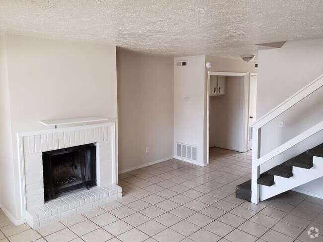 Building Photo - AVAILABLE NOW! 2 Bed/1.5 Bath Townhouse in...