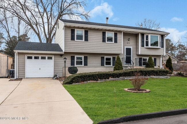 Building Photo - 613 Champlain St