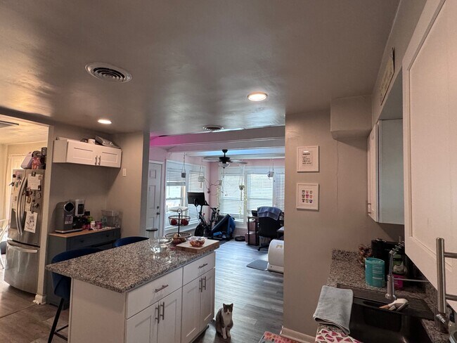 Photo - 9501 Beaumont St