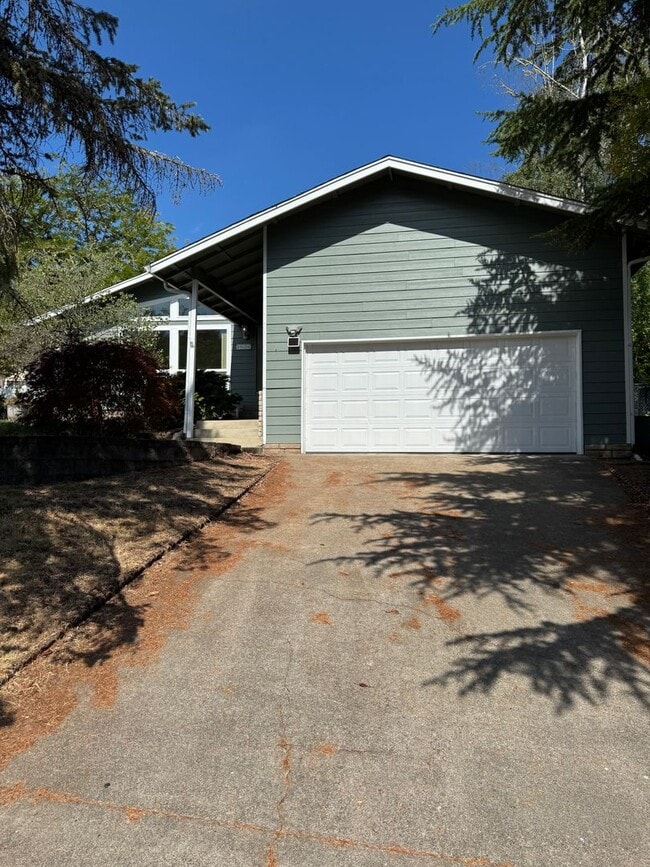 Building Photo - East Roseburg 3 bedroom 2 bath close to Ea... Rental