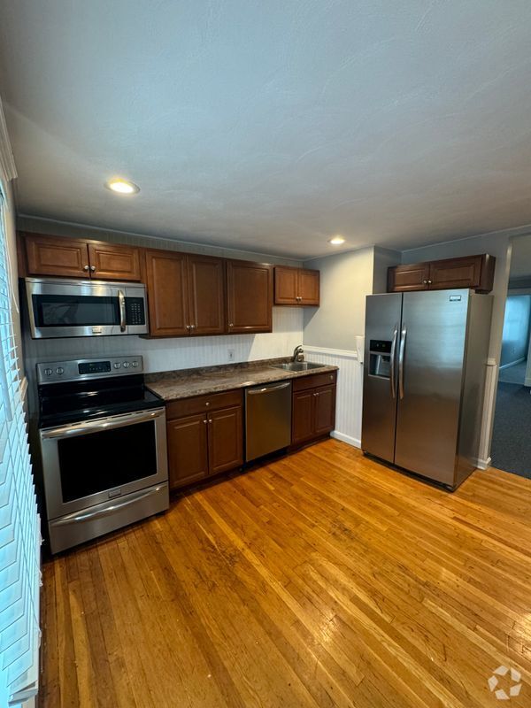 Building Photo - 11 Read St Rental