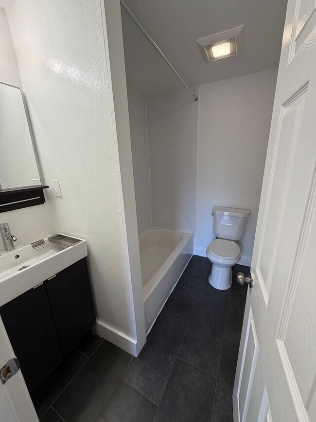 Photo - 1239-1241 E 22nd St Unidad 1239 B (Casitas)