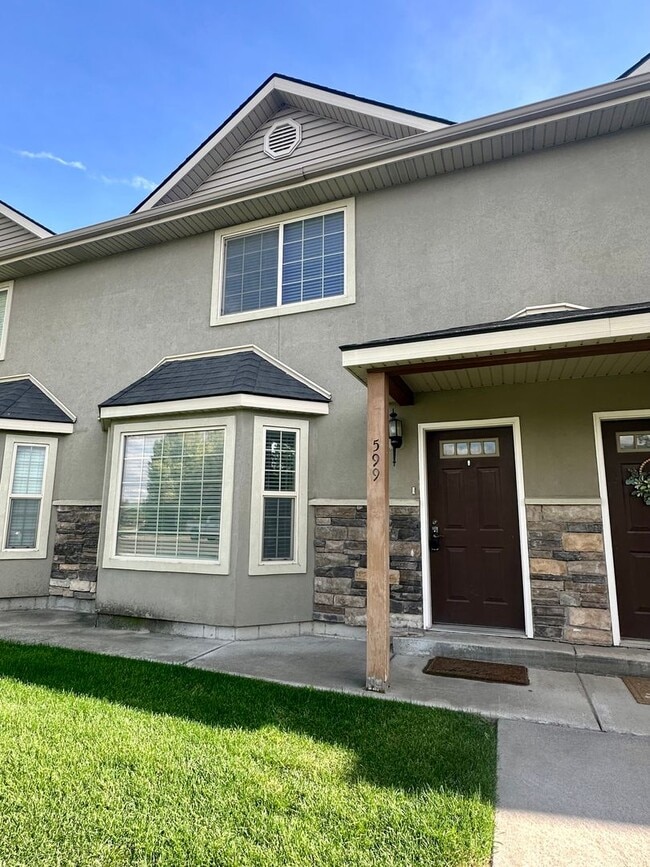 Building Photo - Townhome For Rent!