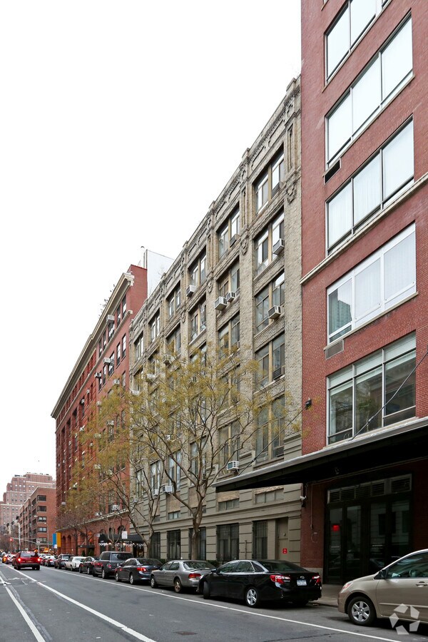 Photo - 155 W 15th St